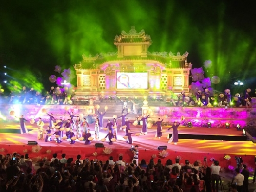 Ấn tượng đêm diễn áo dài "Huế vàng son" - Nét độc đáo của áo dài cung đình cố đô Huế