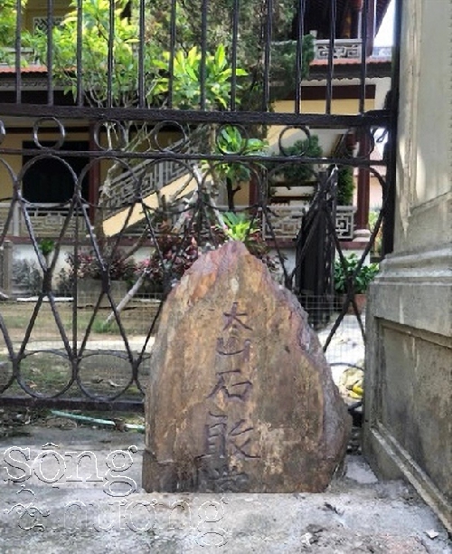 Bia đá “Thái Sơn Thạch Bất Cảm Đương” ở làng Bao La