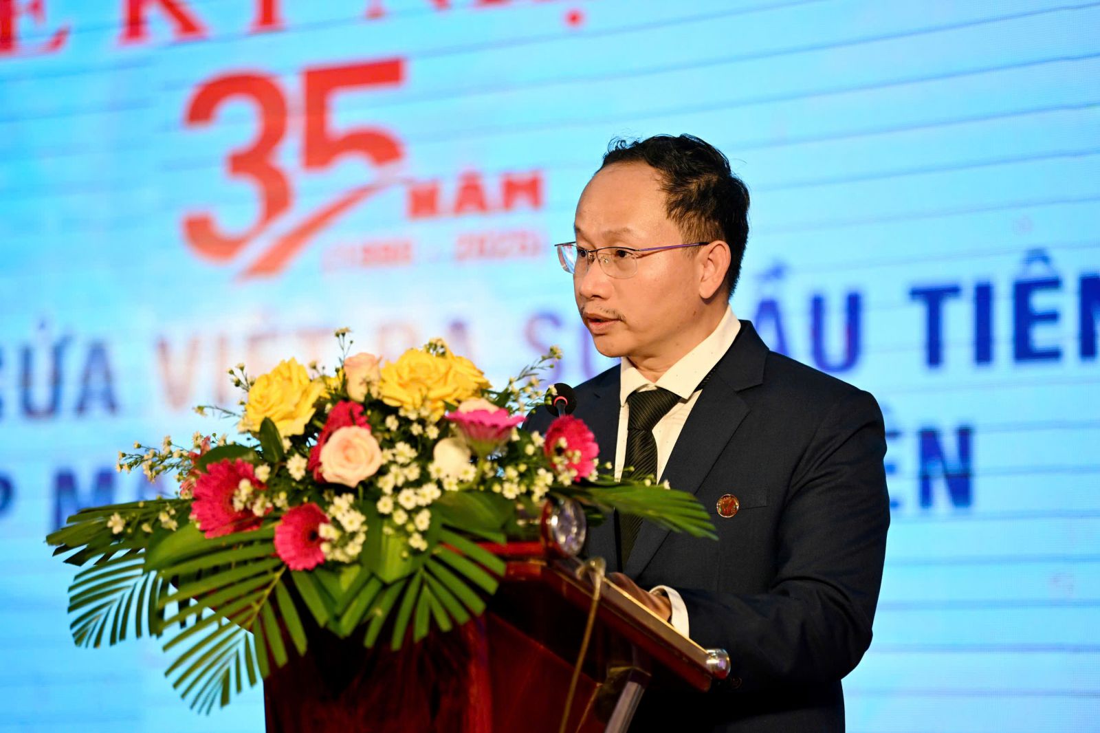 Ảnh 1: Nhà báo Hồ Thanh Thọ, Phó Tổng biên tập Tạp chí Cửa Việt phát biểu tại lễ kỷ niệm 35 năm Cửa Việt ra số đầu tiên